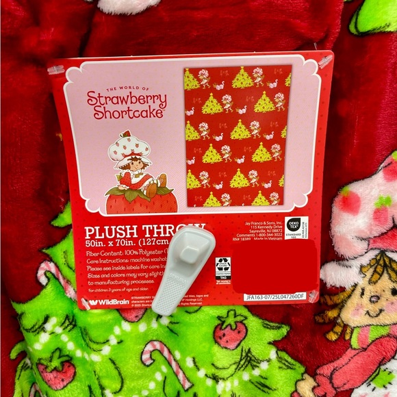 Strawberry shortcake Christmas plush blanket throw - Picture 2 of 3